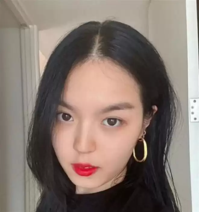 李咏也没想到,自己离世8年后,23岁的女儿就走上一条不归路