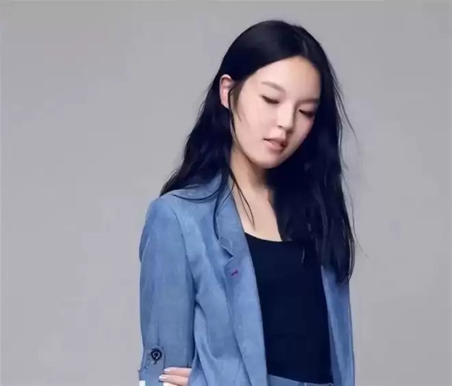 李咏也没想到,自己离世8年后,23岁的女儿就走上一条不归路