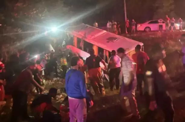 度假天堂突发惨剧：载加拿大游客接机大巴坠沟2死13伤 大使馆发声