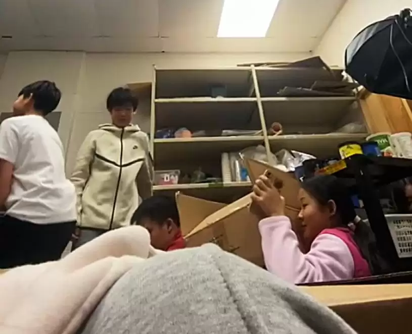 【有片】大批警员持枪进入万锦于人村杜鲁多中学　师生被要求留在教室反锁房门