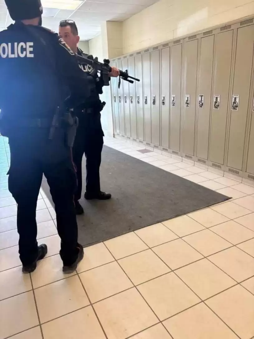 【有片】大批警员持枪进入万锦于人村杜鲁多中学　师生被要求留在教室反锁房门