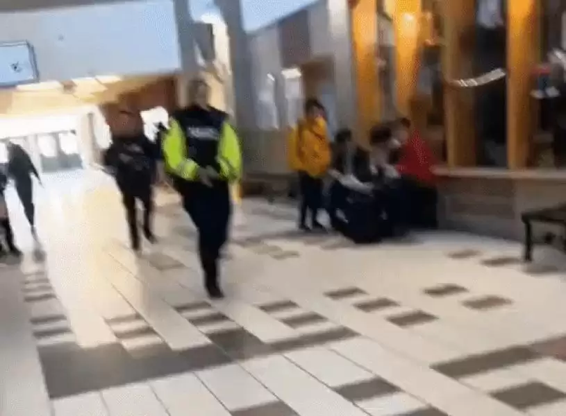 【有片】大批警员持枪进入万锦于人村杜鲁多中学　师生被要求留在教室反锁房门