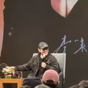 李连杰认了“当巨星很累”长期忧郁 路边吃小吃都有困难