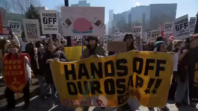 "福特下台"! 多伦多数百人围堵省议会大楼抗议! 多地学生罢课响应
