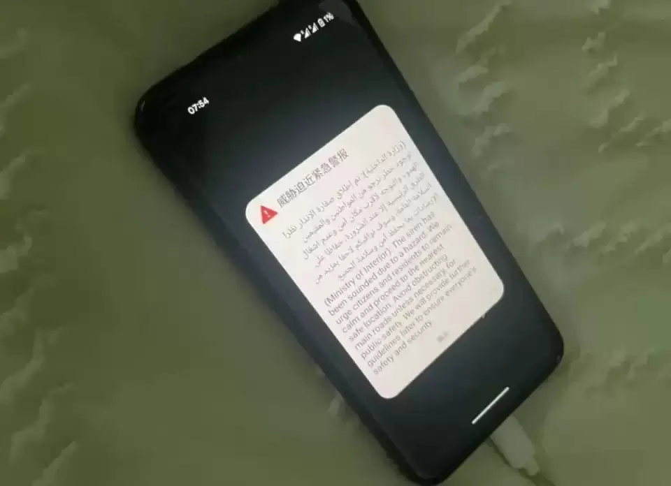 导弹划过迪拜夜空：中国出海人第一次直面战争