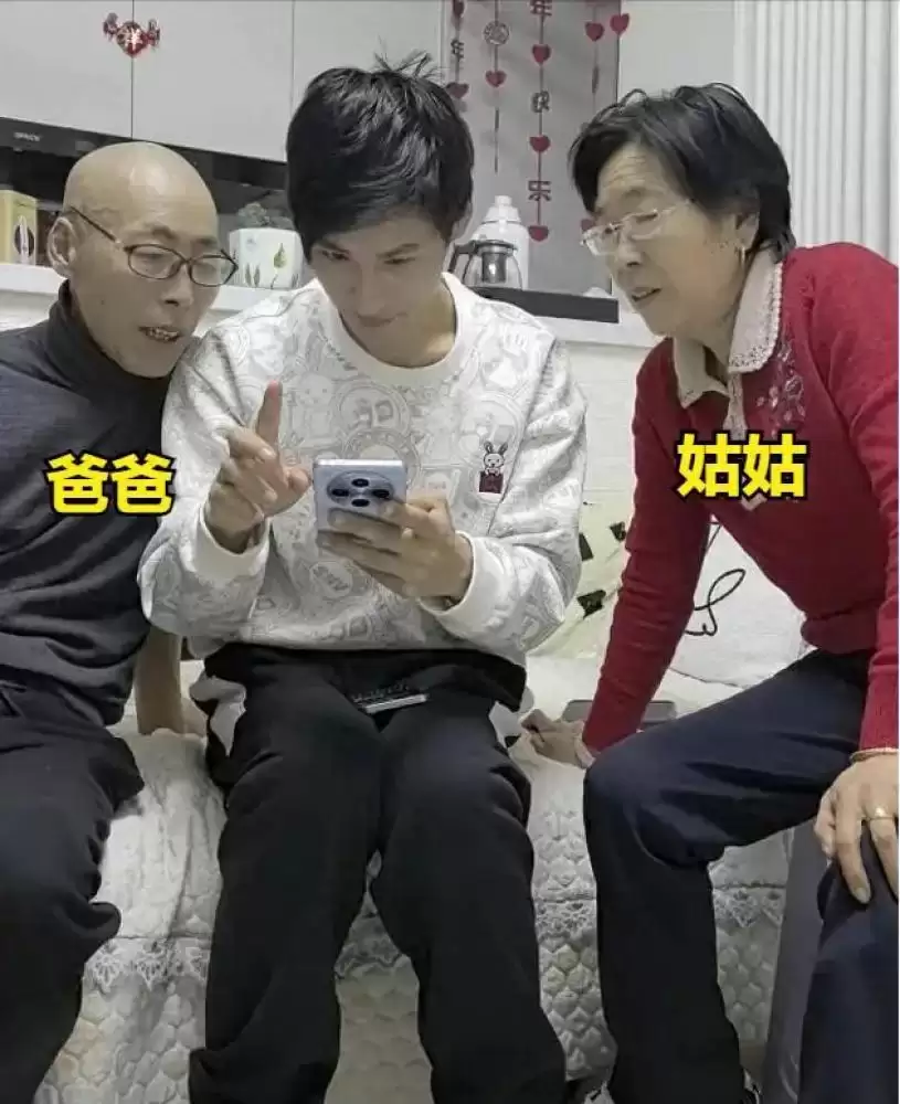 失散25年加国青年回华寻亲获生父喂吃  言语不通一句话感动全网