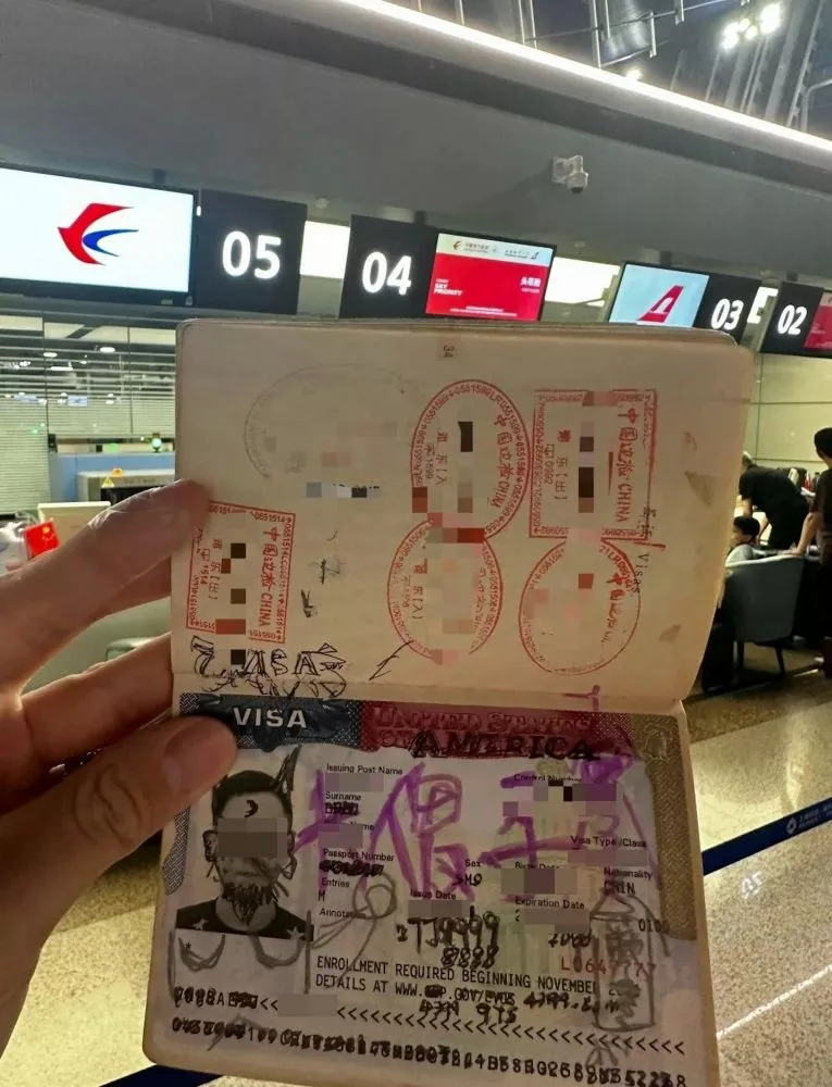美签遭亲戚小孩涂鸦 男子无法登机 怒揭熊孩黑历史