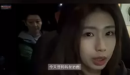 冯小刚夫妇现身洛杉矶 开特斯拉当司机 逛华人超市…