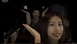 冯小刚夫妇现身洛杉矶 开特斯拉当司机 逛华人超市…
