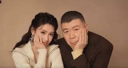 冯小刚夫妇现身洛杉矶 开特斯拉当司机 逛华人超市…