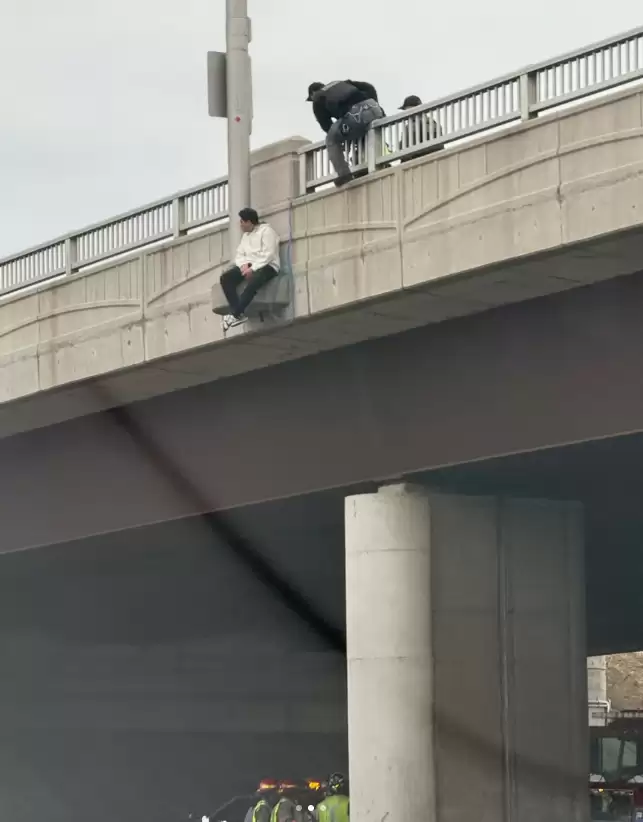 网友爆料：401高速公路东行全部堵死，原来是有人要跳桥