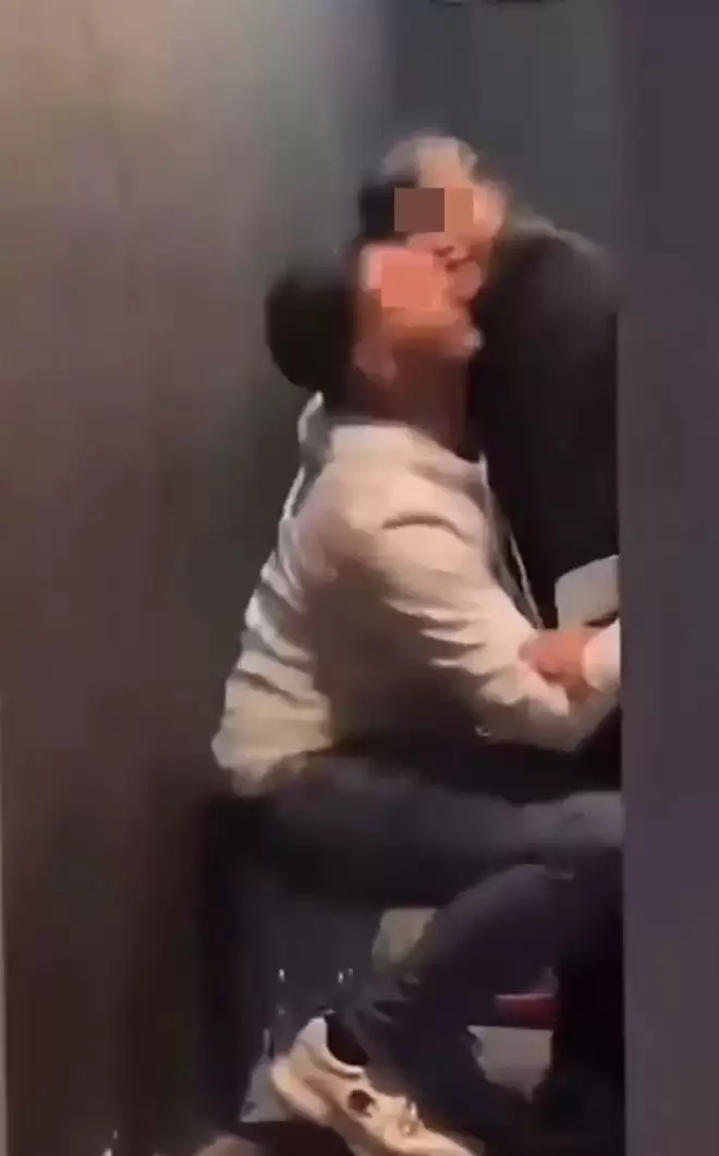 醉酒外籍男厕所强吻清洁大妈！大妈反应笑爆全网 结局惹议