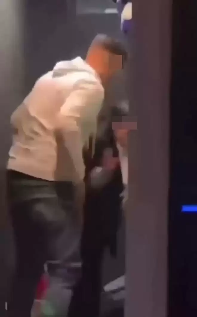 醉酒外籍男厕所强吻清洁大妈！大妈反应笑爆全网 结局惹议