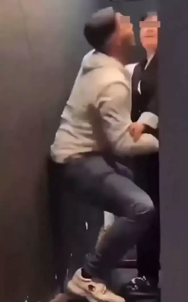 醉酒外籍男厕所强吻清洁大妈！大妈反应笑爆全网 结局惹议