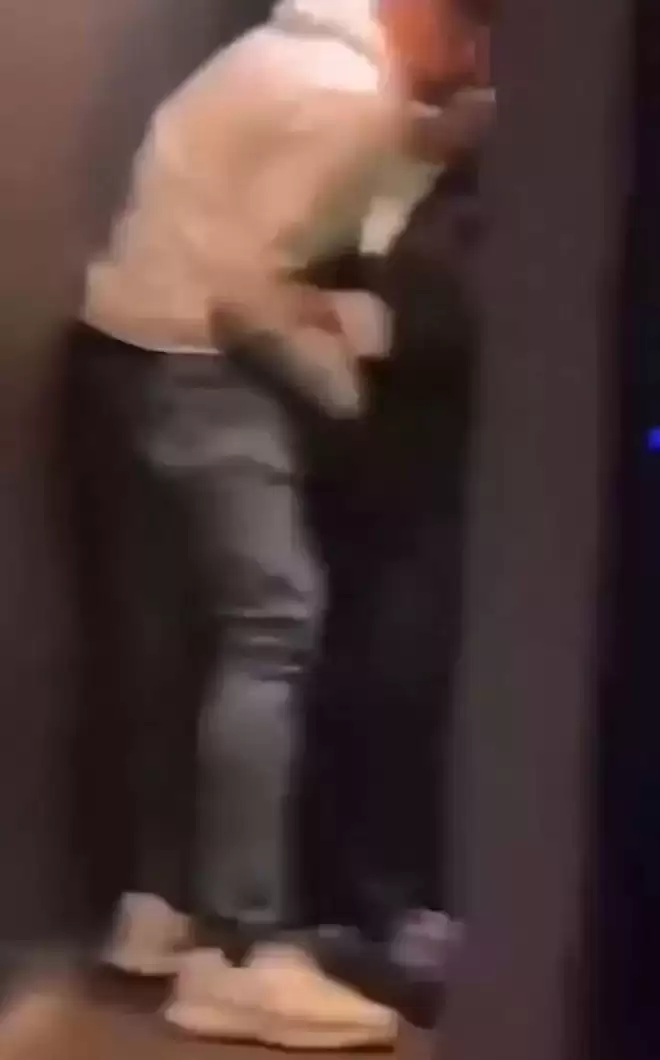 醉酒外籍男厕所强吻清洁大妈！大妈反应笑爆全网 结局惹议