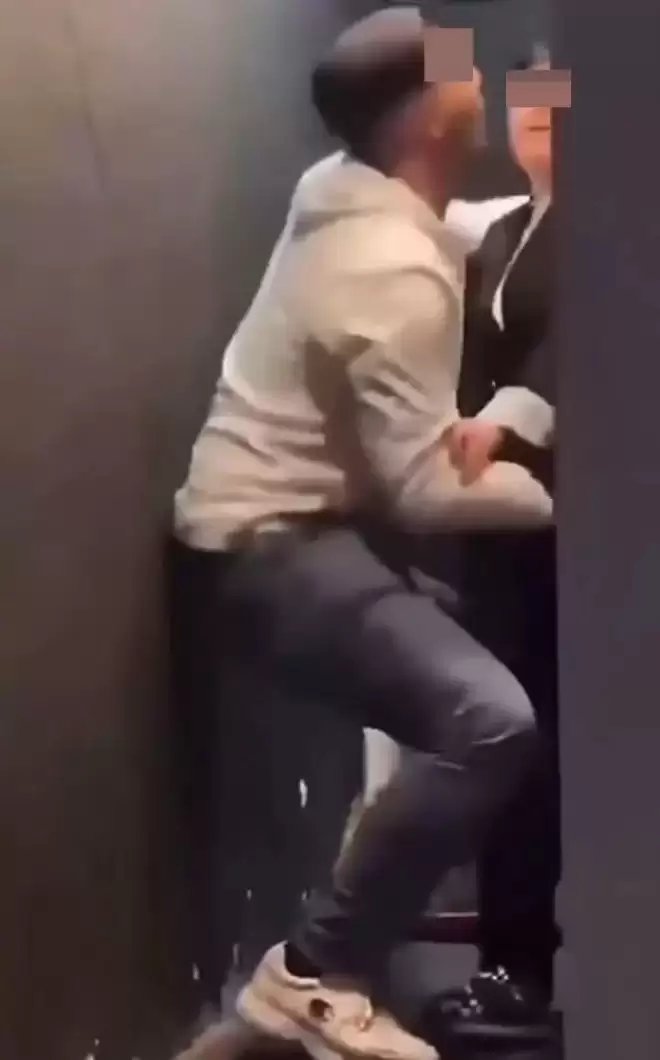 醉酒外籍男厕所强吻清洁大妈！大妈反应笑爆全网 结局惹议