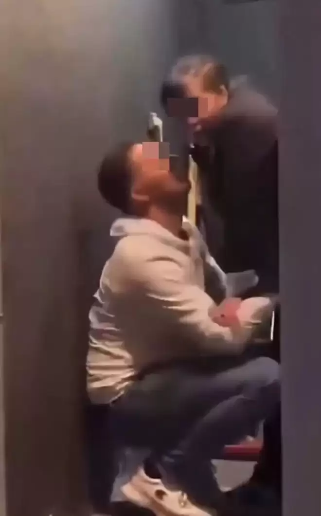 醉酒外籍男厕所强吻清洁大妈！大妈反应笑爆全网 结局惹议