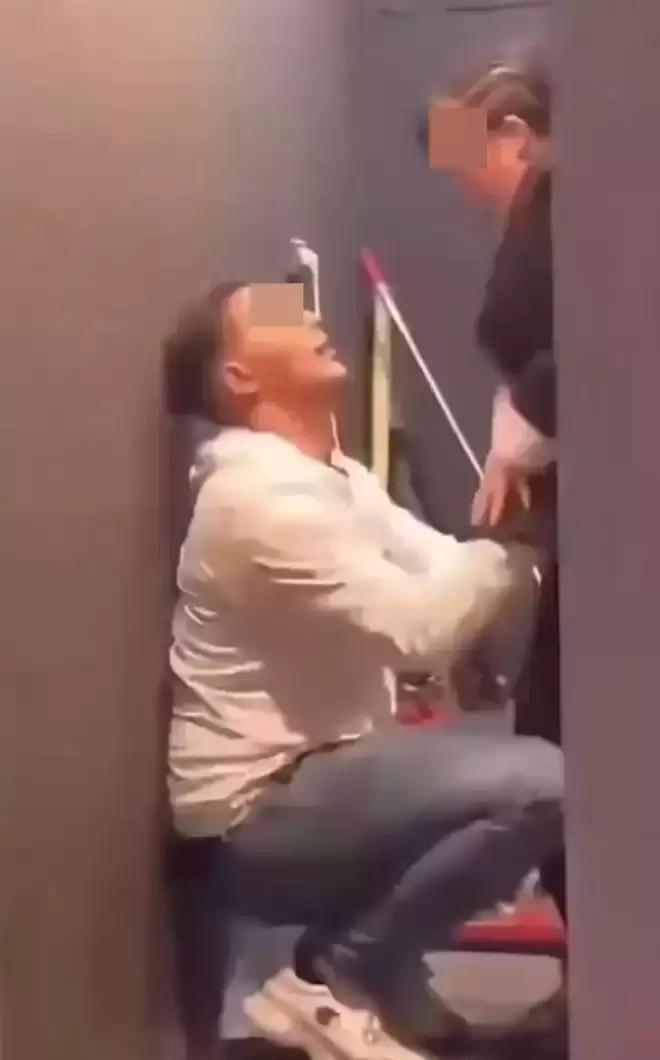 醉酒外籍男厕所强吻清洁大妈！大妈反应笑爆全网 结局惹议