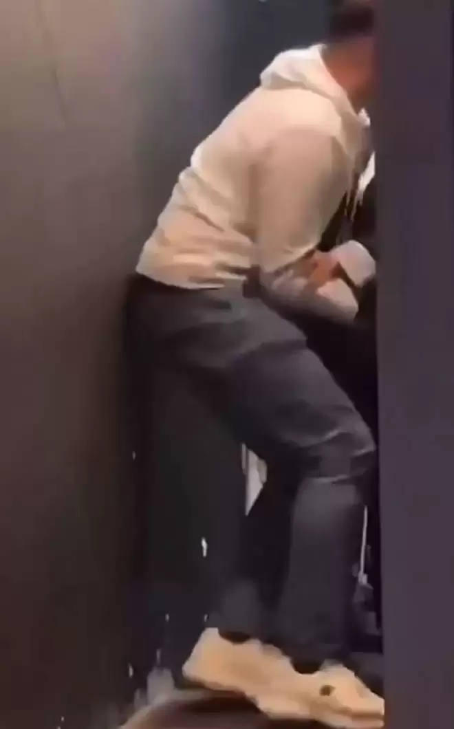 醉酒外籍男厕所强吻清洁大妈！大妈反应笑爆全网 结局惹议