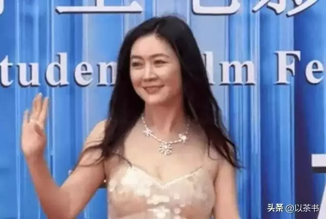 继承富豪丈夫130亿遗产，将女儿养成名媛