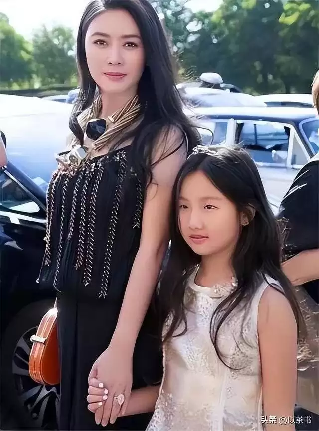 继承富豪丈夫130亿遗产，将女儿养成名媛