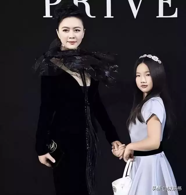 继承富豪丈夫130亿遗产，将女儿养成名媛