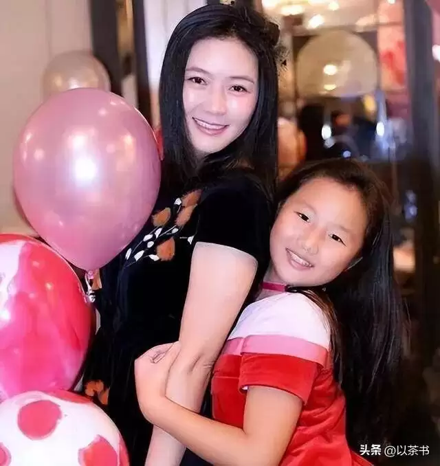继承富豪丈夫130亿遗产，将女儿养成名媛