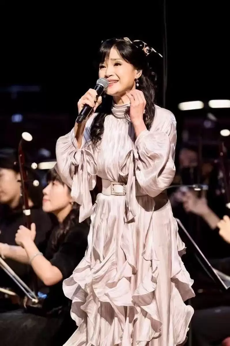 最美军中情人对婚姻已无憧憬“歌迷小孩就是我的小孩”