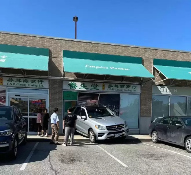 "列治文老司机"+3！Costco神撞车、大奔逆行、红灯高速冲路口