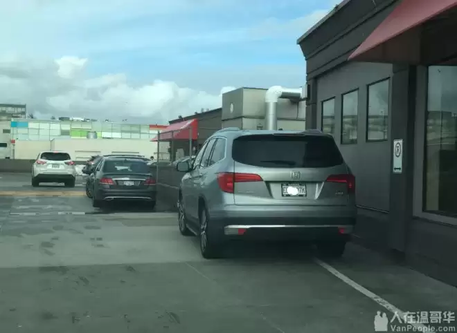 "列治文老司机"+3！Costco神撞车、大奔逆行、红灯高速冲路口
