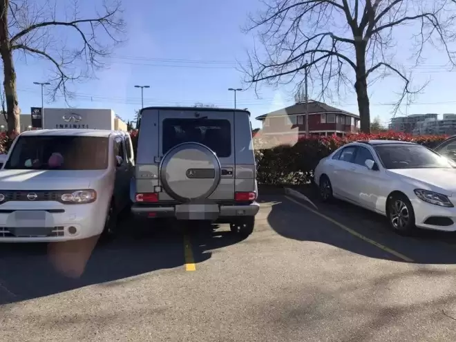 "列治文老司机"+3！Costco神撞车、大奔逆行、红灯高速冲路口
