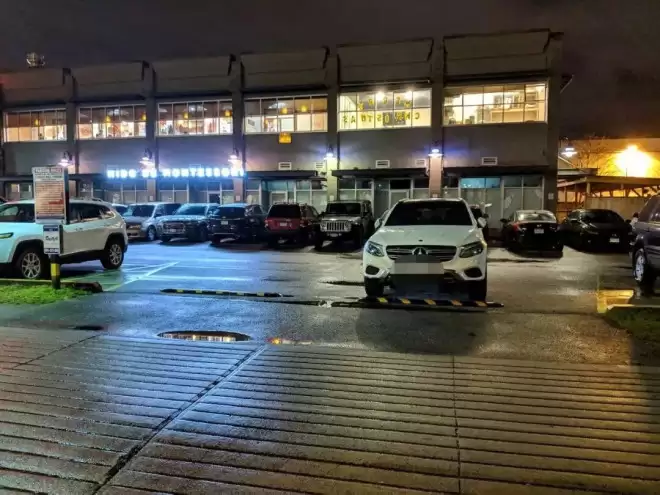"列治文老司机"+3！Costco神撞车、大奔逆行、红灯高速冲路口