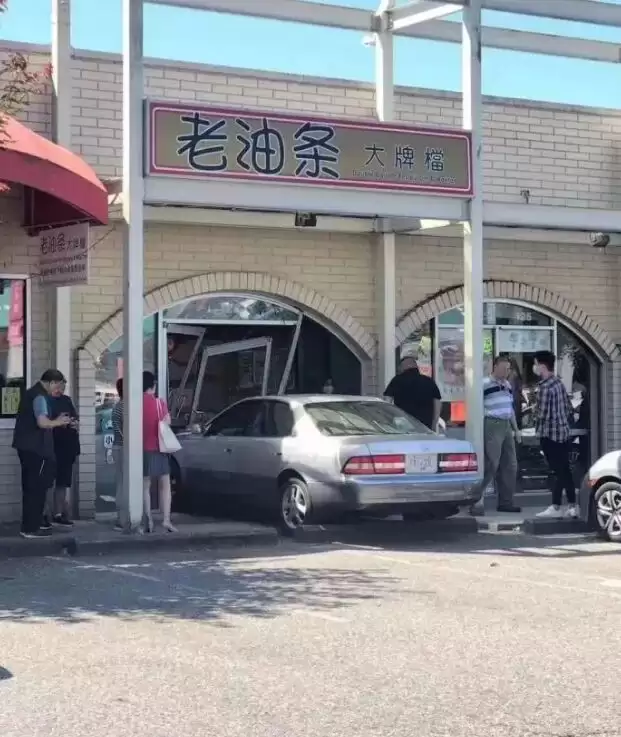 "列治文老司机"+3！Costco神撞车、大奔逆行、红灯高速冲路口