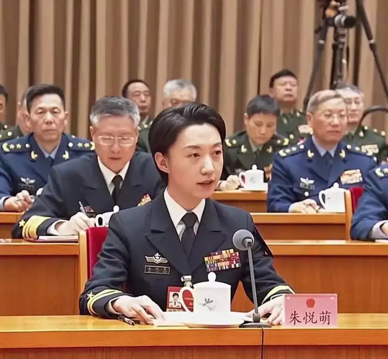 90后短发女舰员两会发言 自信从容“太飒了”
