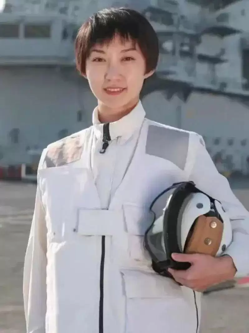 90后短发女舰员两会发言 自信从容“太飒了”