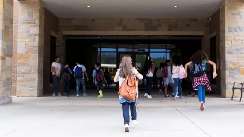 英国私立中学电邮通知半小时后即倒闭　近200学生失学家长怒轰“被抢劫”