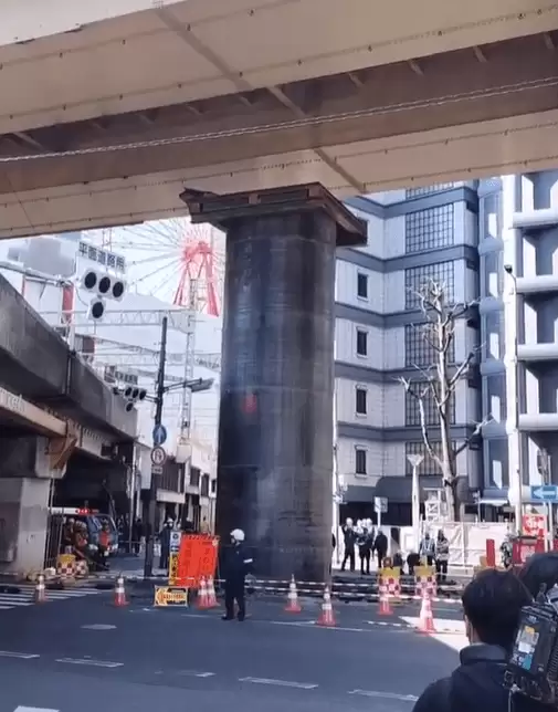 大阪梅田路面突冒18米巨型钢管　疑受浮力影响破土而出
