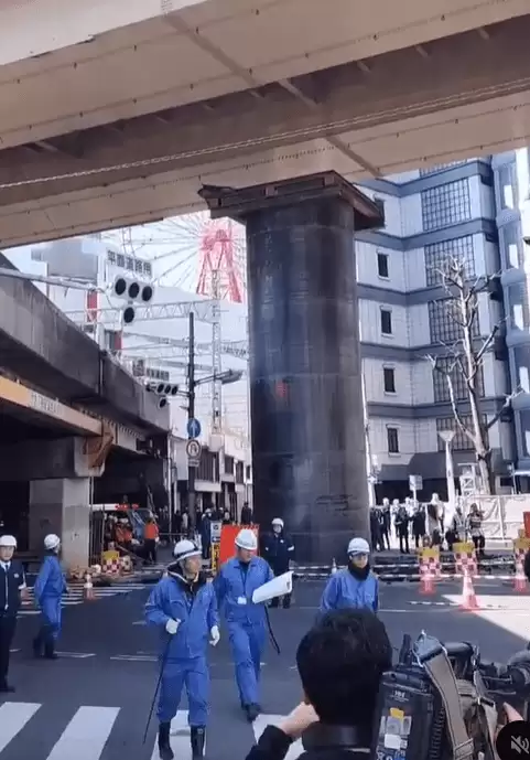 大阪梅田路面突冒18米巨型钢管　疑受浮力影响破土而出