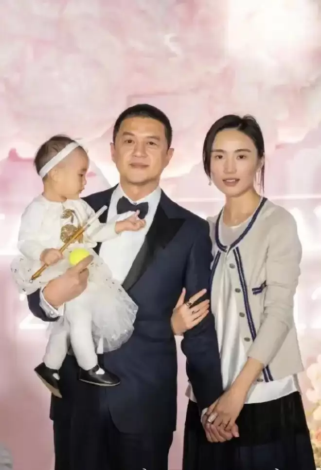 海哈金喜晒女儿庆生照，李亚鹏全家出镜....