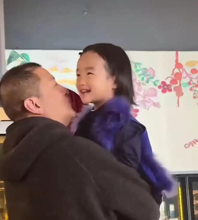 海哈金喜晒女儿庆生照，李亚鹏全家出镜....