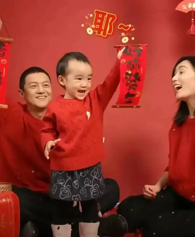 海哈金喜晒女儿庆生照，李亚鹏全家出镜....