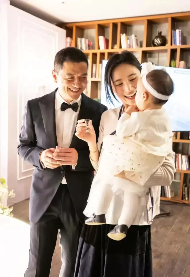 海哈金喜晒女儿庆生照，李亚鹏全家出镜....