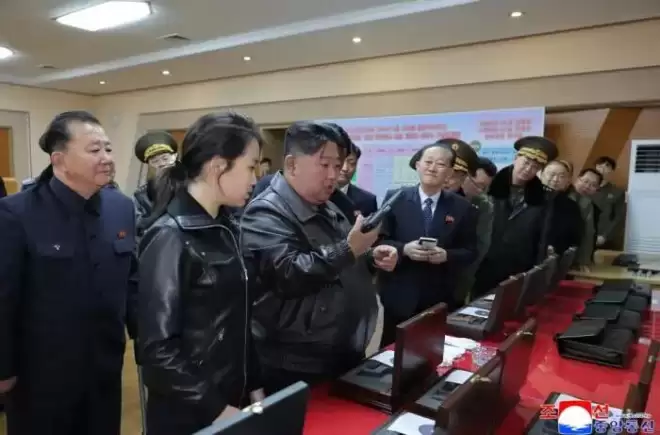 金正恩携女儿视察重要军工厂 体验手枪射击