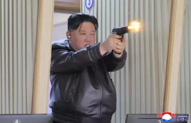 金正恩携女儿视察重要军工厂 体验手枪射击