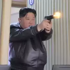 金正恩携女儿视察重要军工厂 体验手枪射击