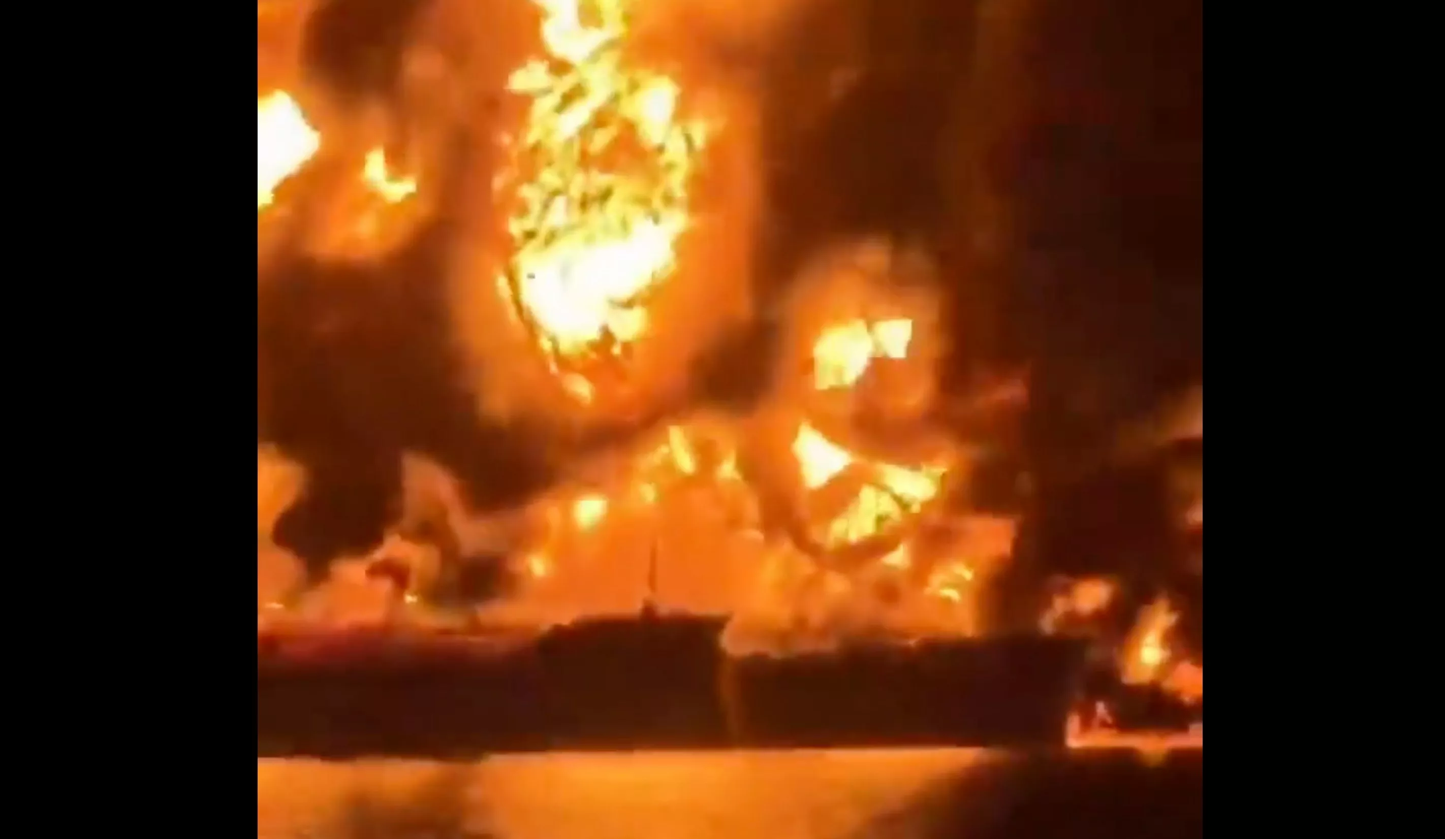 两油轮遇袭画面曝光：爆炸火光染红夜空 至少1死