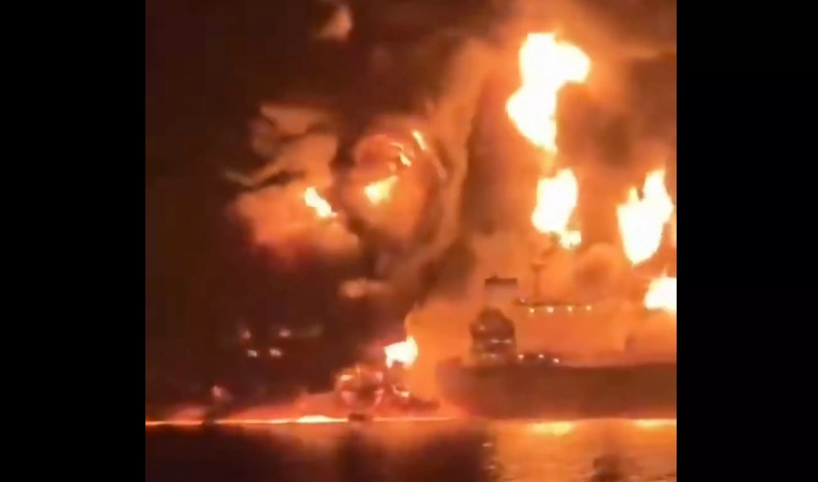 两油轮遇袭画面曝光：爆炸火光染红夜空 至少1死