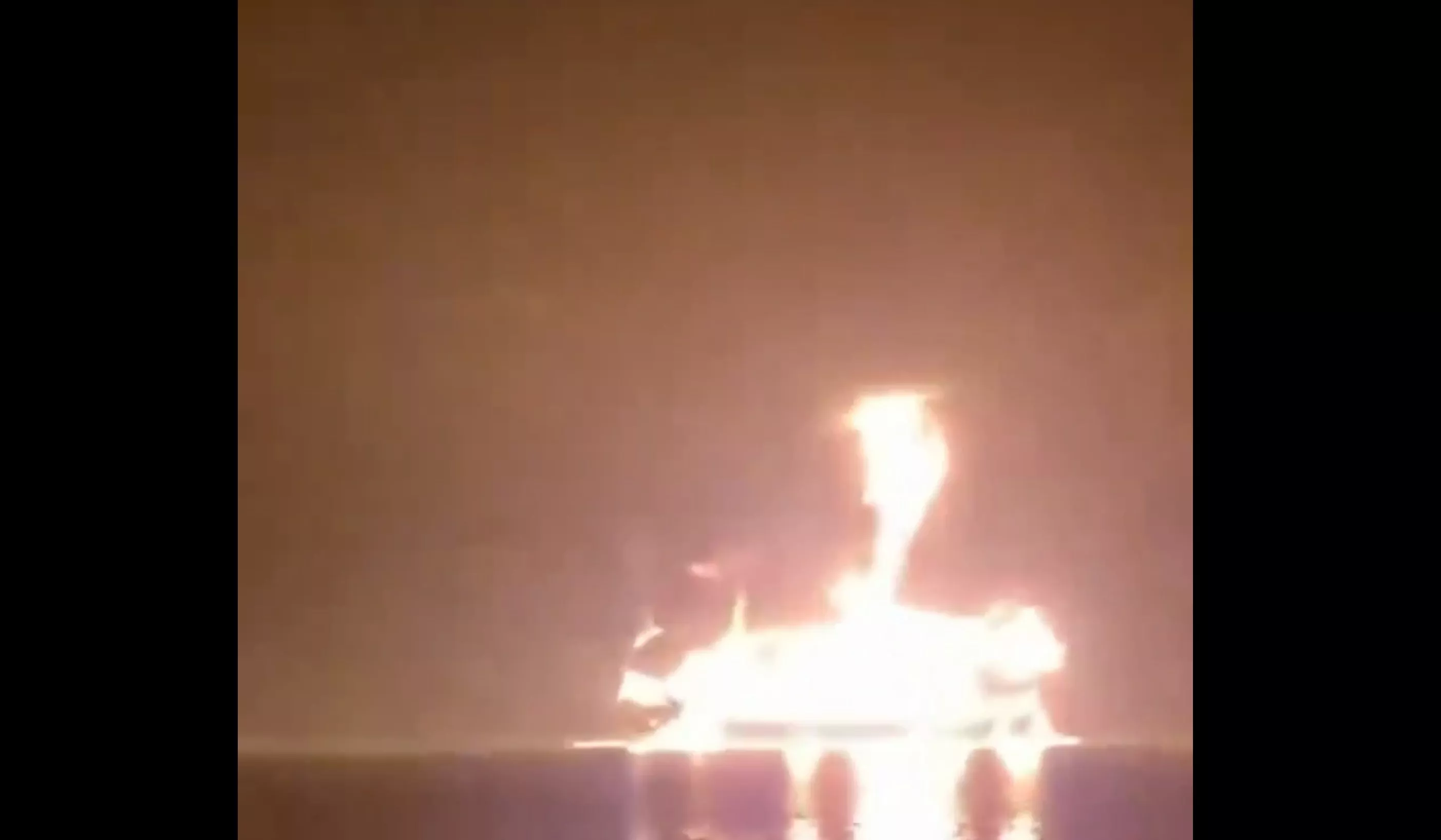 两油轮遇袭画面曝光：爆炸火光染红夜空 至少1死