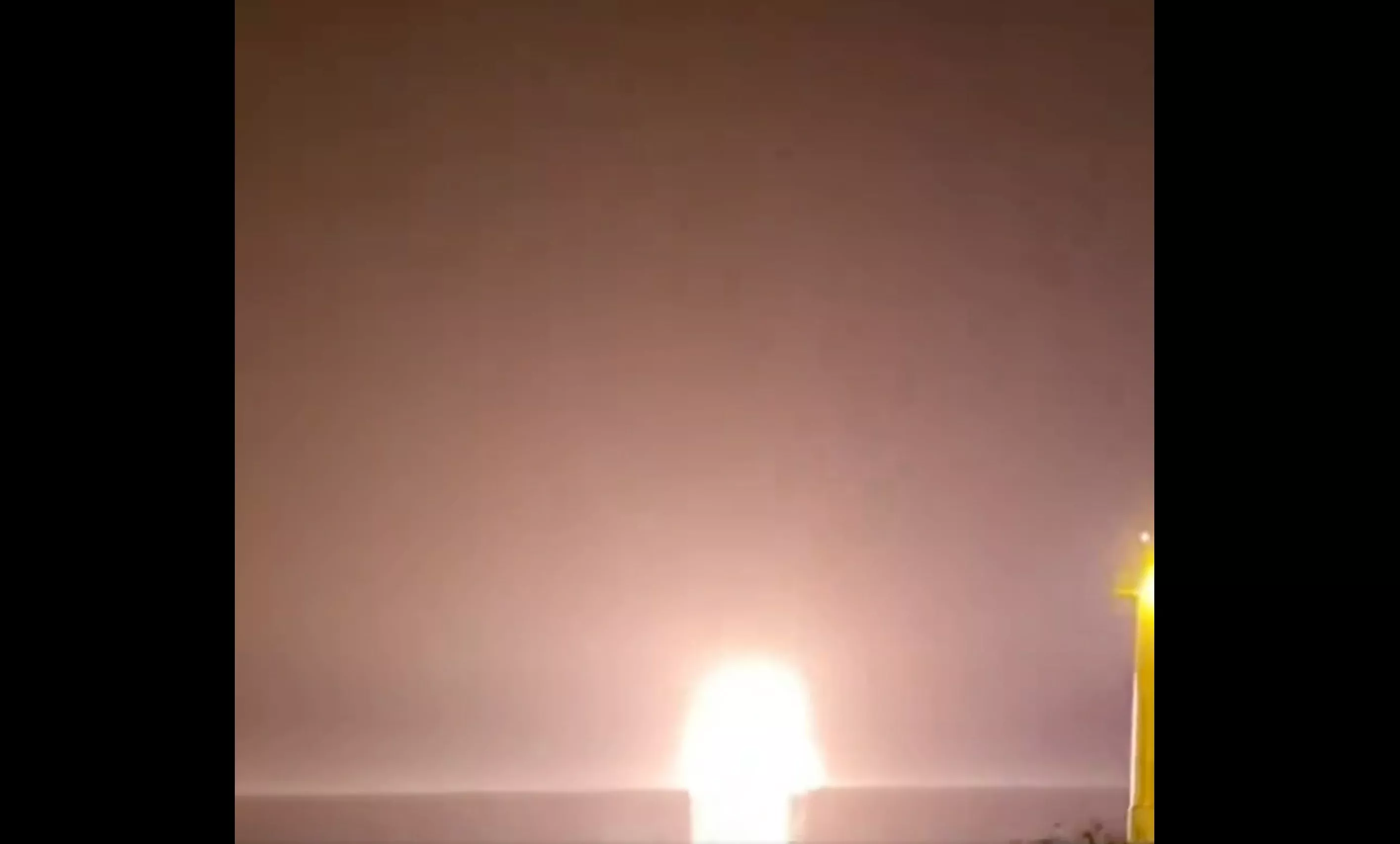 两油轮遇袭画面曝光：爆炸火光染红夜空 至少1死