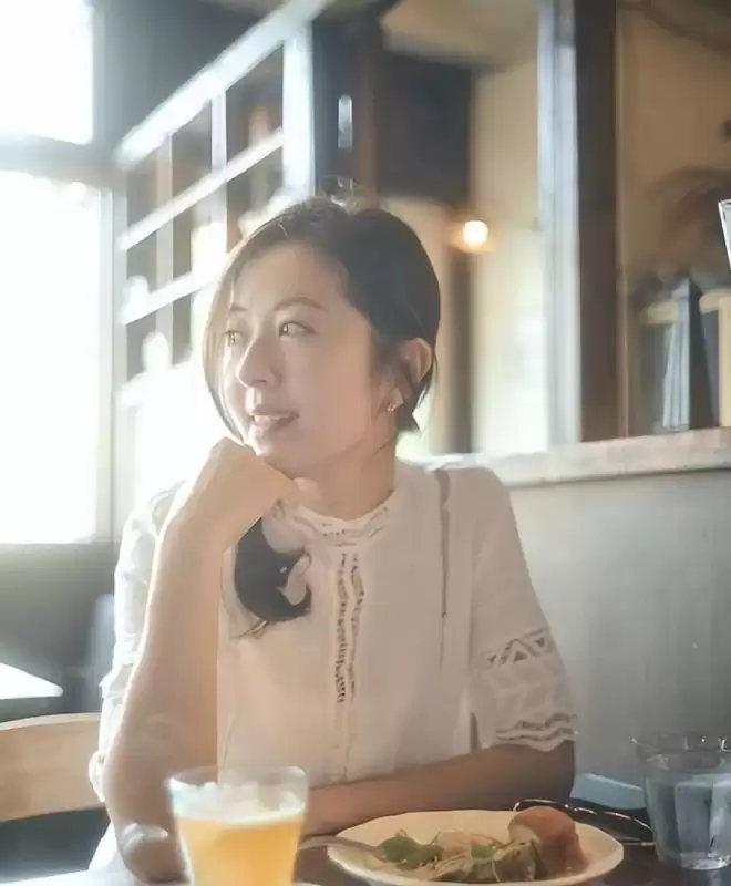 她至今不婚不育，43岁靠着卖面包住进香港豪宅